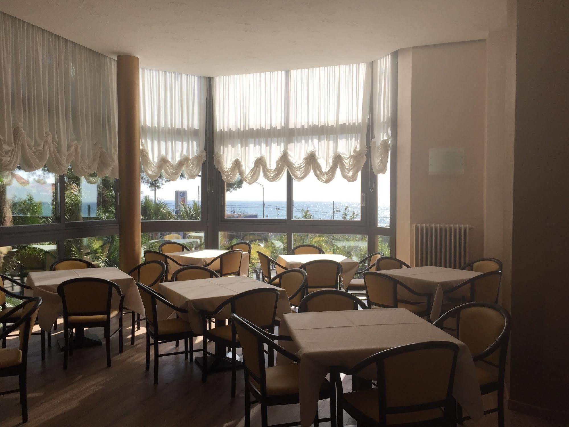 Hotel Napoleon Санремо Экстерьер фото